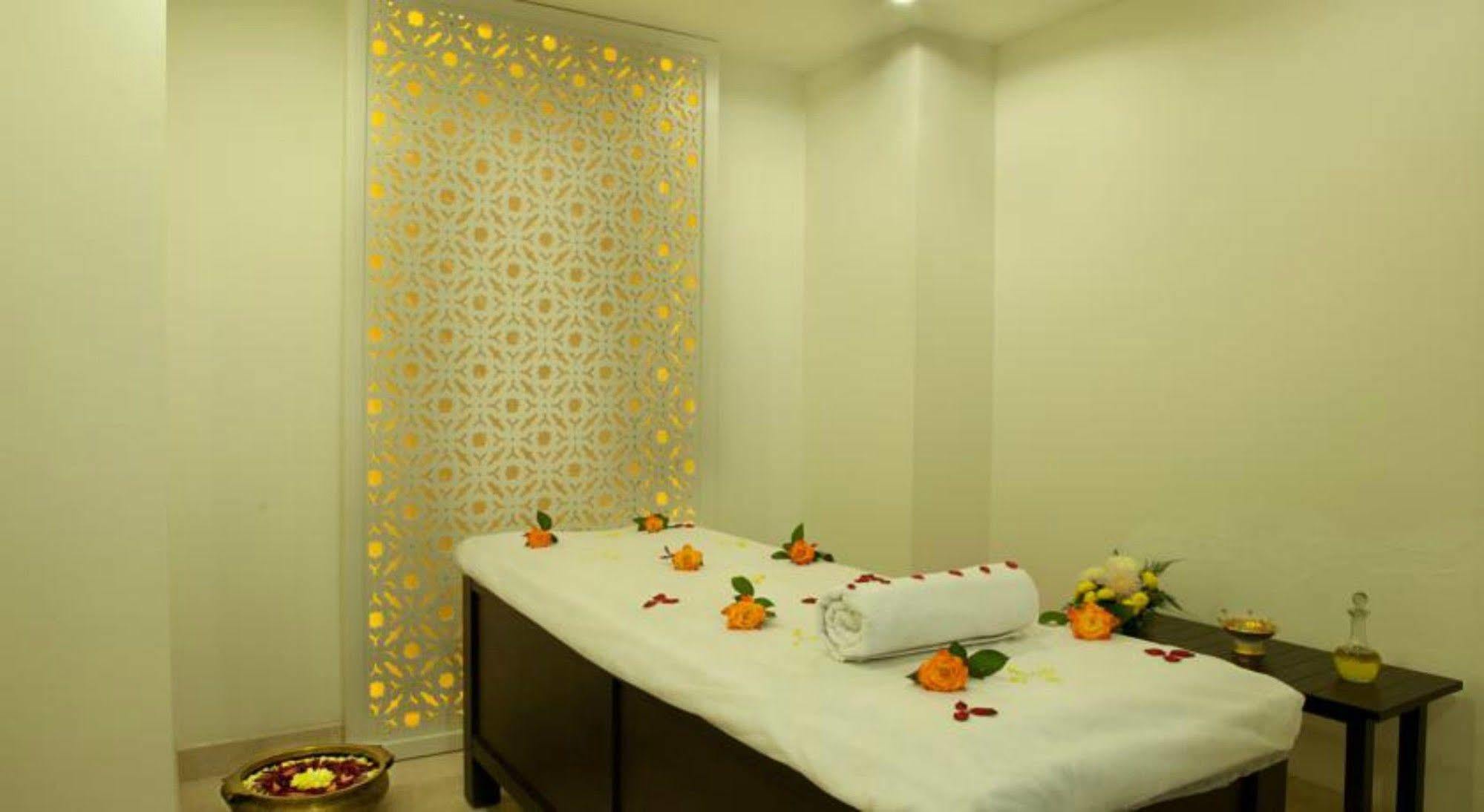 Lemon Tree Hotel, Gachibowli, Hyderabad Exterior photo
